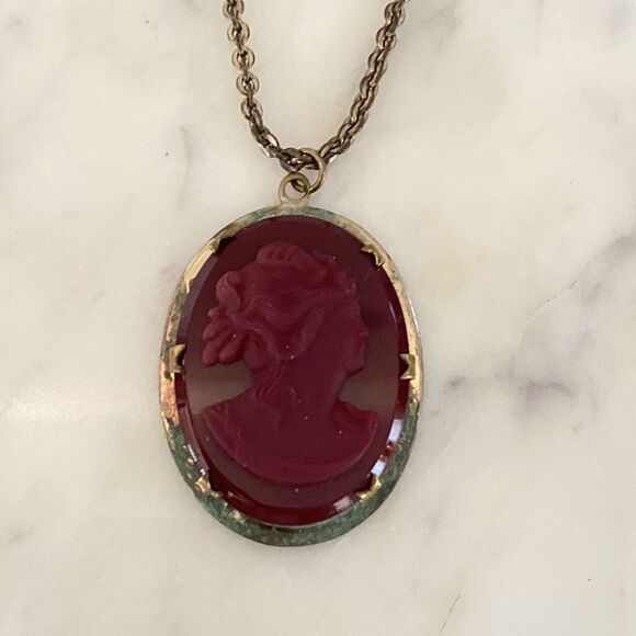 Vintage Red Molded Glass Cameo Golden Frame Patina Necklace Pendant - Picture 3 of 8